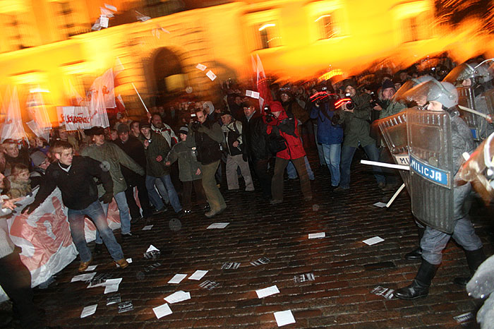 Starcia ZOMO z Opozycją na pl. Zamkowym