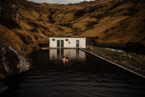 Islandia. Sesja narzeczeńska na Seljavallalaug